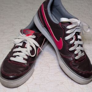 Nike Women's Black and Pink Sneakers